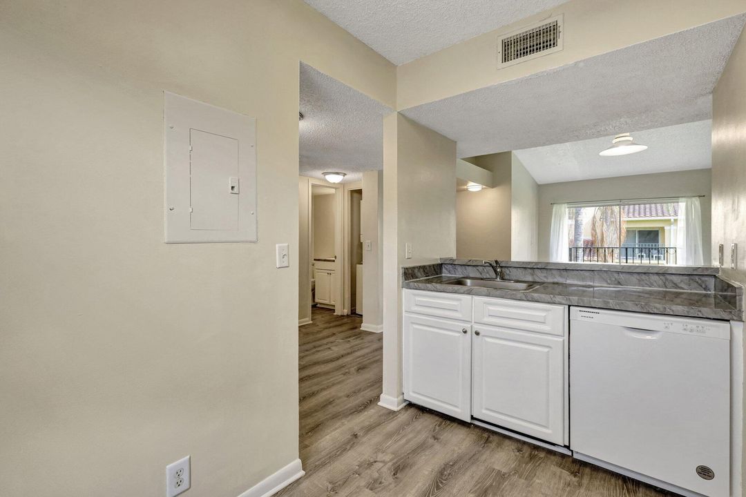 Active With Contract: $260,000 (2 beds, 2 baths, 1206 Square Feet)