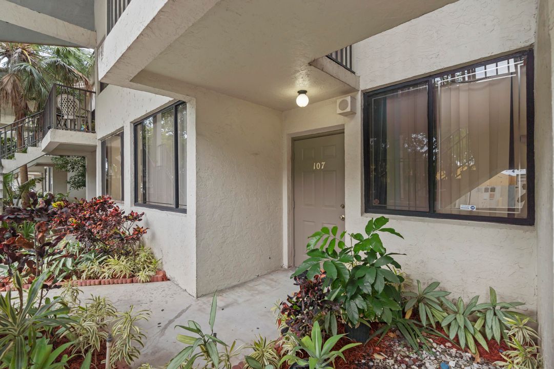 For Sale: $239,999 (2 beds, 2 baths, 1075 Square Feet)