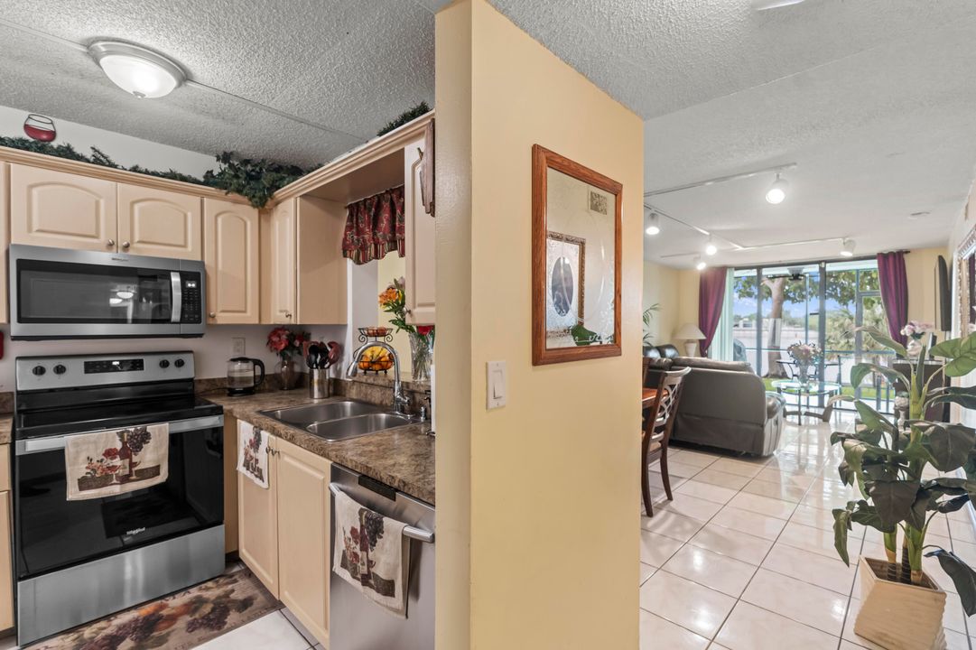 For Sale: $250,000 (2 beds, 2 baths, 1075 Square Feet)