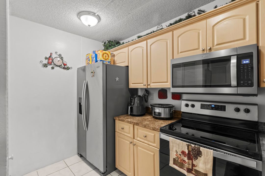 For Sale: $239,999 (2 beds, 2 baths, 1075 Square Feet)