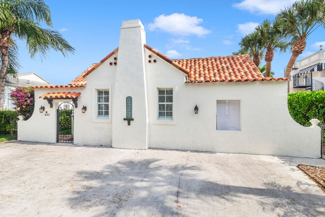 Active With Contract: $1,149,000 (3 beds, 2 baths, 1548 Square Feet)