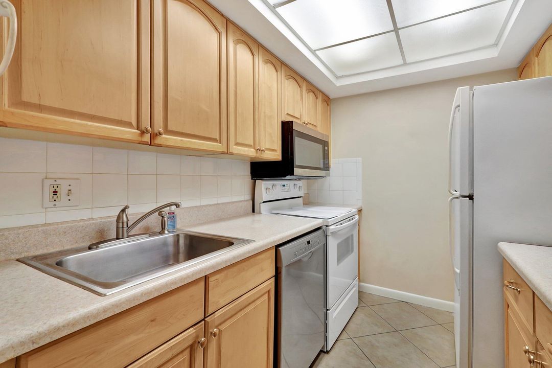 For Sale: $180,000 (1 beds, 1 baths, 544 Square Feet)