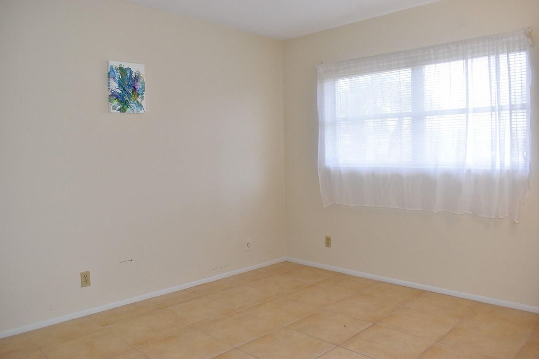 For Sale: $149,900 (2 beds, 1 baths, 829 Square Feet)