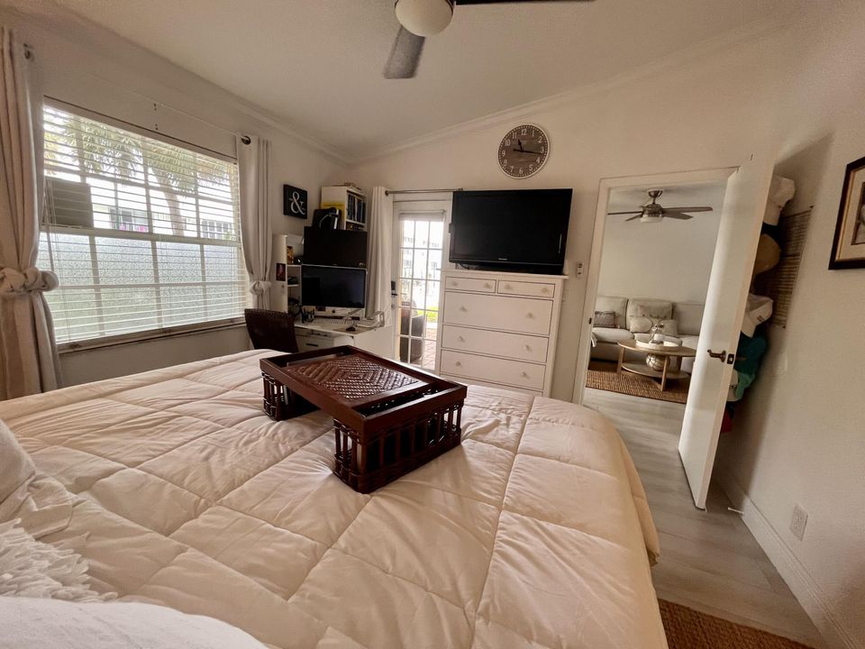 For Sale: $375,000 (2 beds, 2 baths, 923 Square Feet)