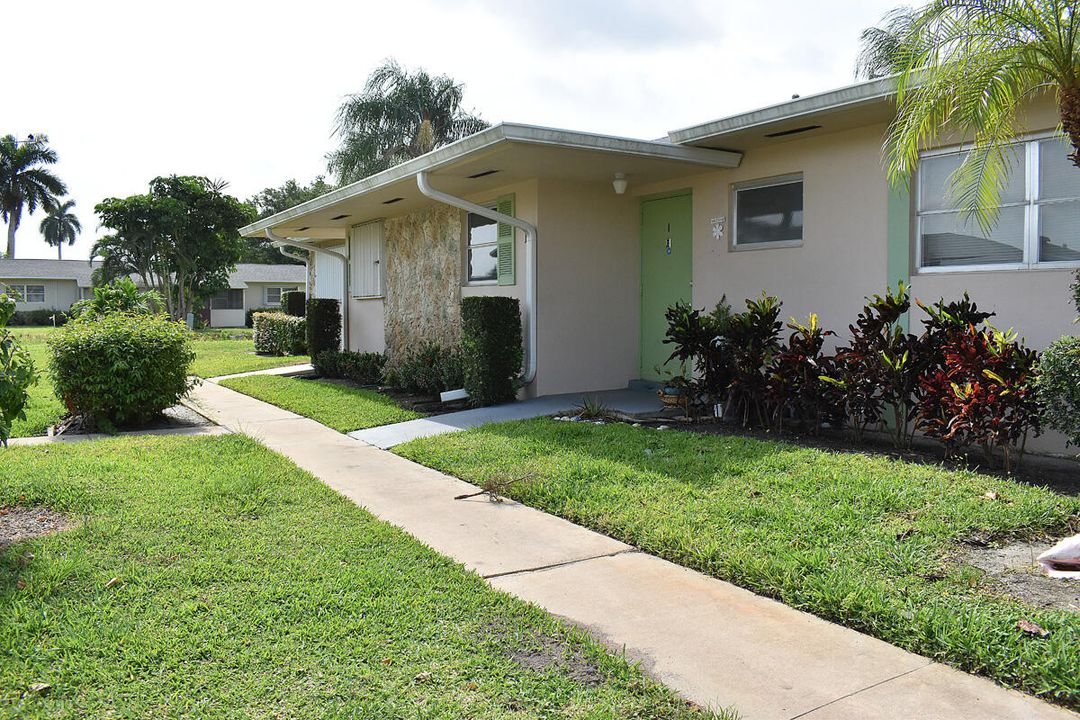 For Sale: $149,900 (2 beds, 1 baths, 829 Square Feet)