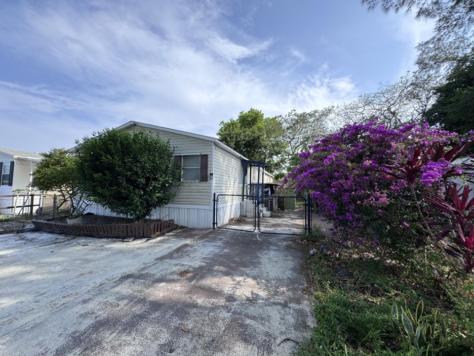 For Sale: $320,000 (4 beds, 2 baths, 1344 Square Feet)