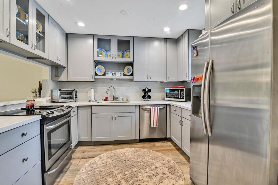 Active With Contract: $1,975 (1 beds, 1 baths, 861 Square Feet)