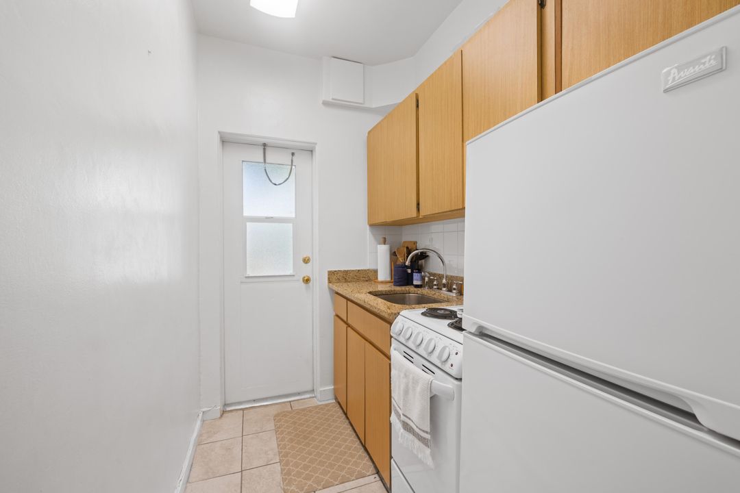 For Rent: $3,250 (1 beds, 1 baths, 800 Square Feet)
