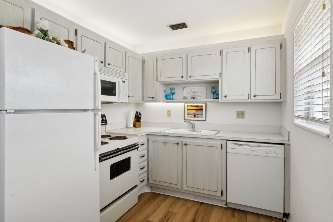 For Sale: $205,000 (2 beds, 2 baths, 894 Square Feet)