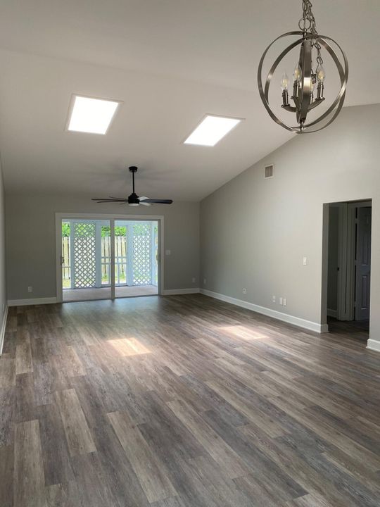 Active With Contract: $2,800 (3 beds, 2 baths, 1409 Square Feet)