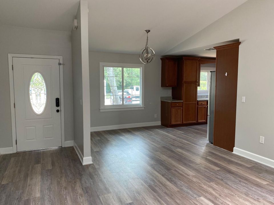 Active With Contract: $2,800 (3 beds, 2 baths, 1409 Square Feet)