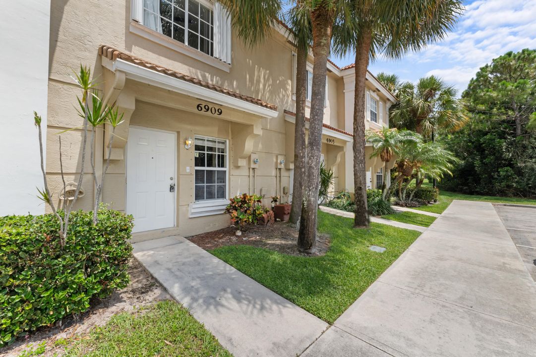 Recently Sold: $358,000 (2 beds, 2 baths, 1104 Square Feet)