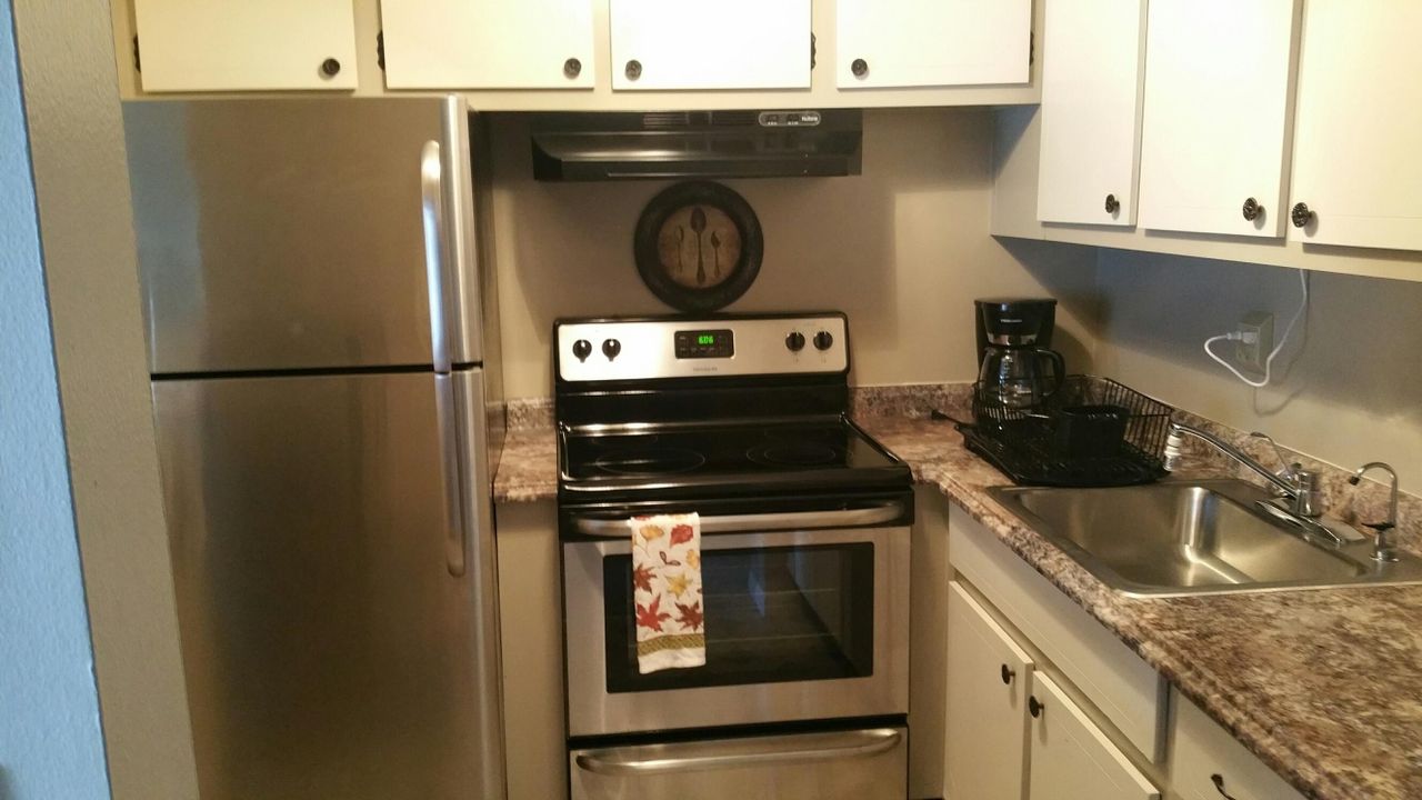 For Sale: $124,999 (1 beds, 1 baths, 587 Square Feet)