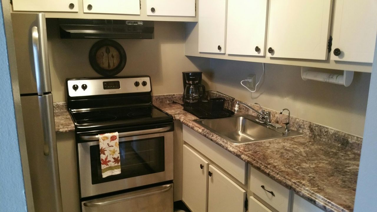 For Sale: $124,999 (1 beds, 1 baths, 587 Square Feet)