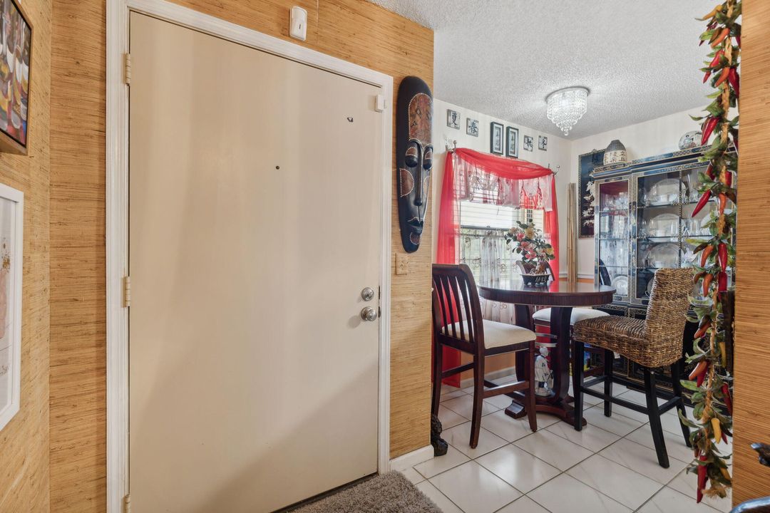 Active With Contract: $235,000 (2 beds, 2 baths, 1160 Square Feet)