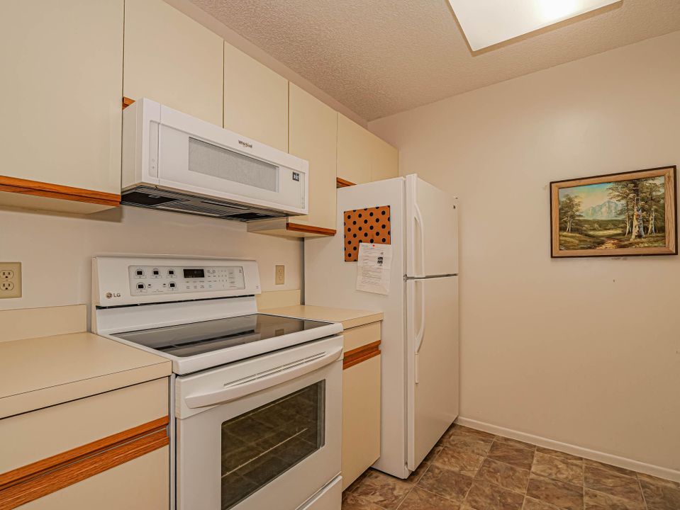 For Sale: $219,000 (2 beds, 2 baths, 1188 Square Feet)