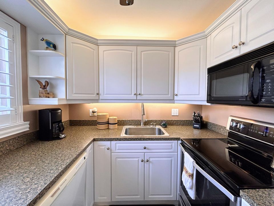 For Sale: $238,000 (2 beds, 1 baths, 815 Square Feet)