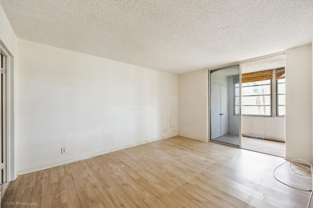 For Sale: $129,000 (1 beds, 1 baths, 721 Square Feet)