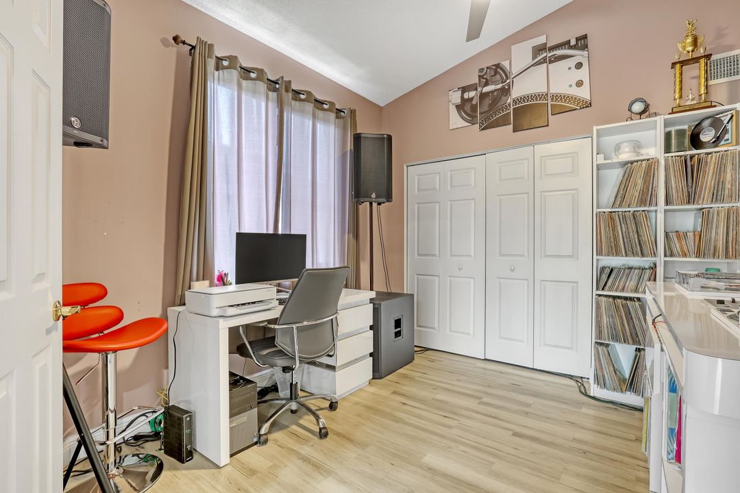 For Sale: $375,000 (2 beds, 2 baths, 1186 Square Feet)