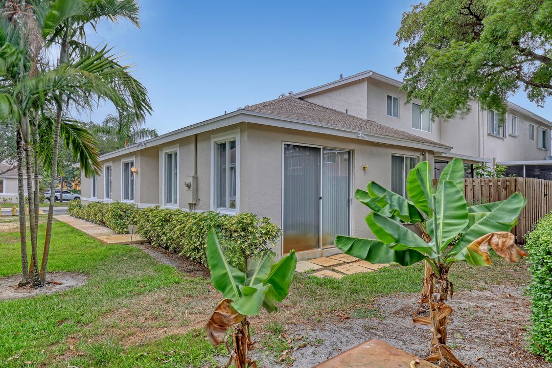 For Sale: $375,000 (2 beds, 2 baths, 1186 Square Feet)