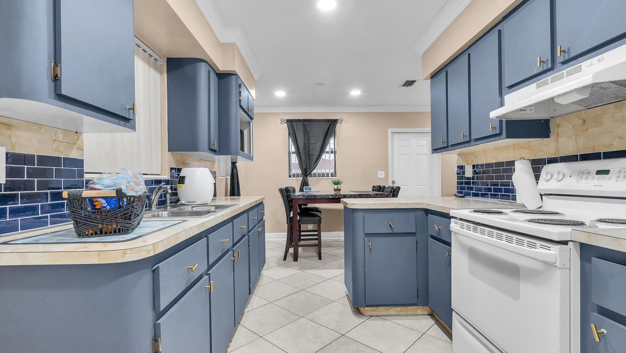 For Sale: $399,000 (3 beds, 1 baths, 1199 Square Feet)