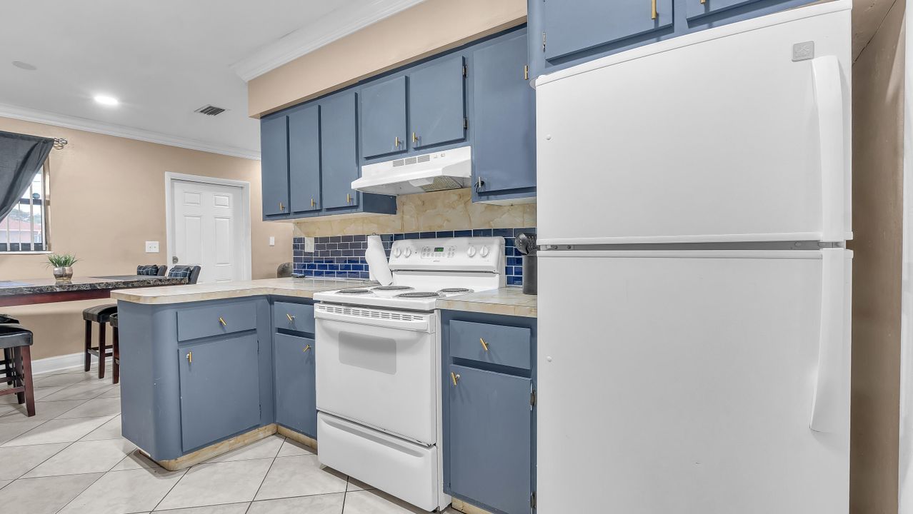 For Sale: $399,000 (3 beds, 1 baths, 1199 Square Feet)