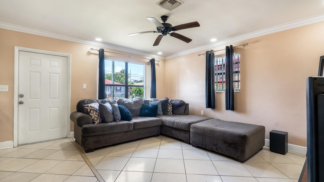 For Sale: $399,000 (3 beds, 1 baths, 1199 Square Feet)