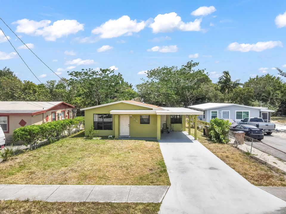 For Sale: $399,000 (3 beds, 1 baths, 1199 Square Feet)