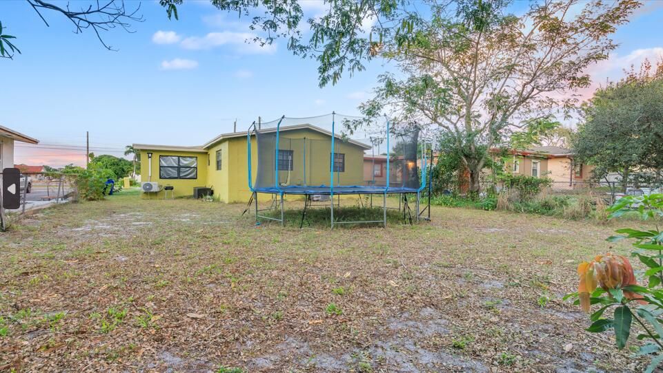 For Sale: $399,000 (3 beds, 1 baths, 1199 Square Feet)