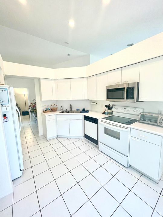 For Rent: $3,150 (3 beds, 2 baths, 1639 Square Feet)