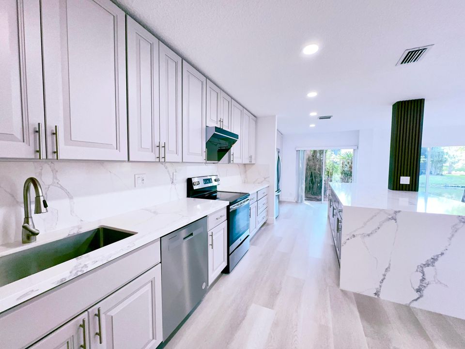 Active With Contract: $3,500 (3 beds, 2 baths, 1567 Square Feet)