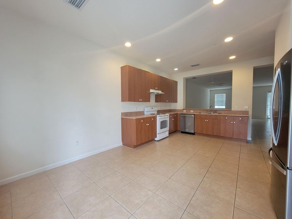 Active With Contract: $2,550 (2 beds, 2 baths, 1862 Square Feet)