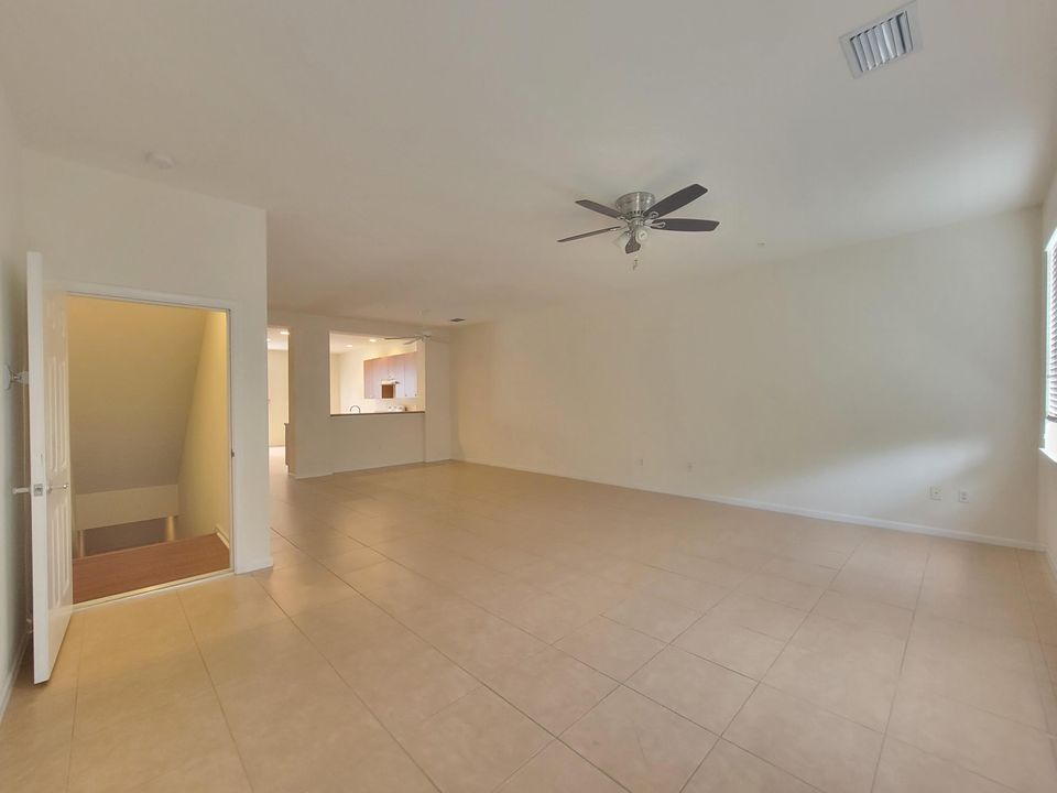Active With Contract: $2,550 (2 beds, 2 baths, 1862 Square Feet)