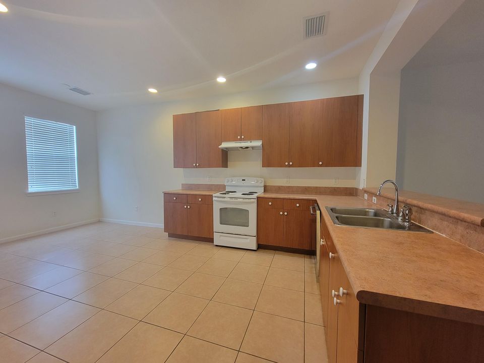 Active With Contract: $2,550 (2 beds, 2 baths, 1862 Square Feet)