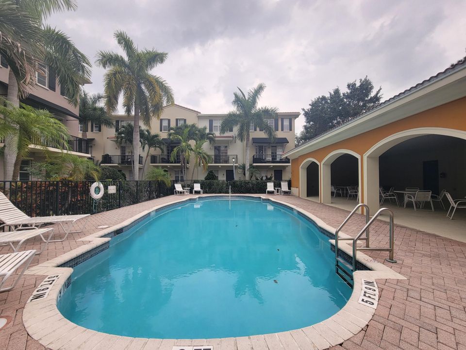 Active With Contract: $2,550 (2 beds, 2 baths, 1862 Square Feet)