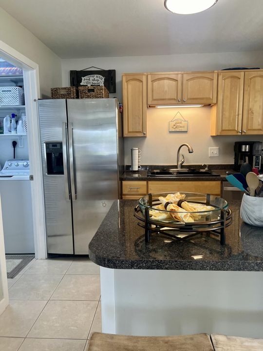 For Sale: $220,000 (1 beds, 1 baths, 752 Square Feet)