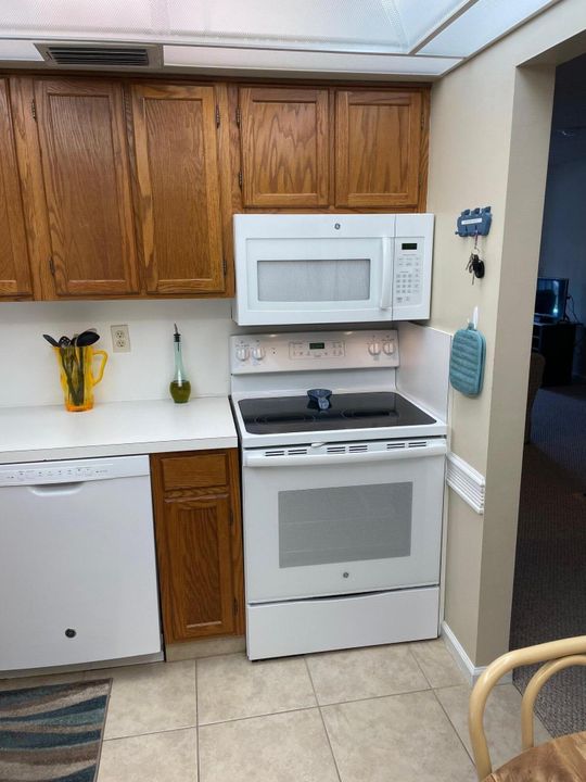 Active With Contract: $2,200 (2 beds, 2 baths, 1008 Square Feet)