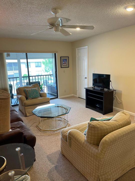 Active With Contract: $2,200 (2 beds, 2 baths, 1008 Square Feet)