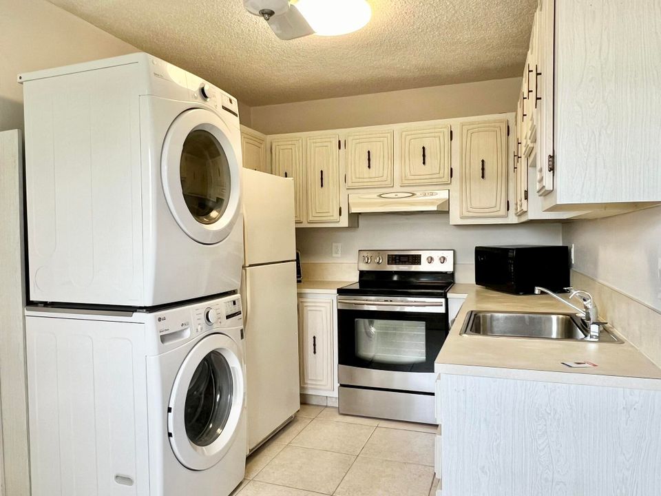 For Sale: $219,000 (2 beds, 2 baths, 908 Square Feet)