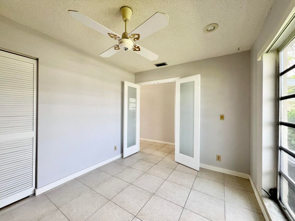 For Sale: $219,000 (2 beds, 2 baths, 908 Square Feet)