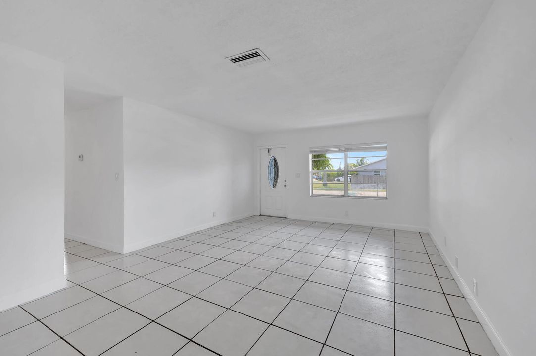 Active With Contract: $3,000 (3 beds, 2 baths, 1116 Square Feet)