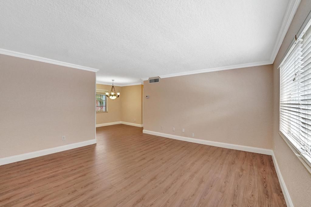 Active With Contract: $229,000 (1 beds, 1 baths, 744 Square Feet)