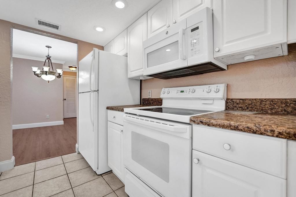 Active With Contract: $229,000 (1 beds, 1 baths, 744 Square Feet)