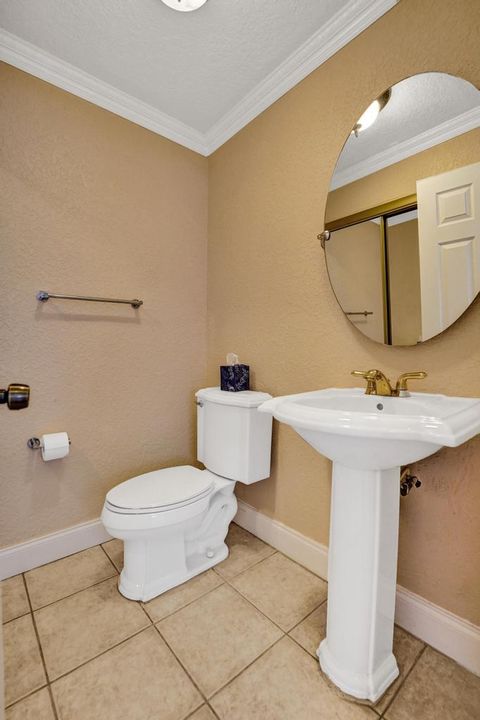 Active With Contract: $229,000 (1 beds, 1 baths, 744 Square Feet)