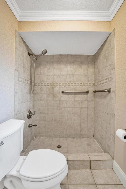 Active With Contract: $229,000 (1 beds, 1 baths, 744 Square Feet)