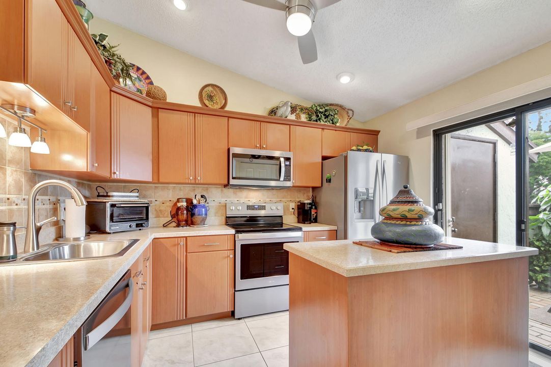 For Sale: $315,000 (2 beds, 2 baths, 1298 Square Feet)