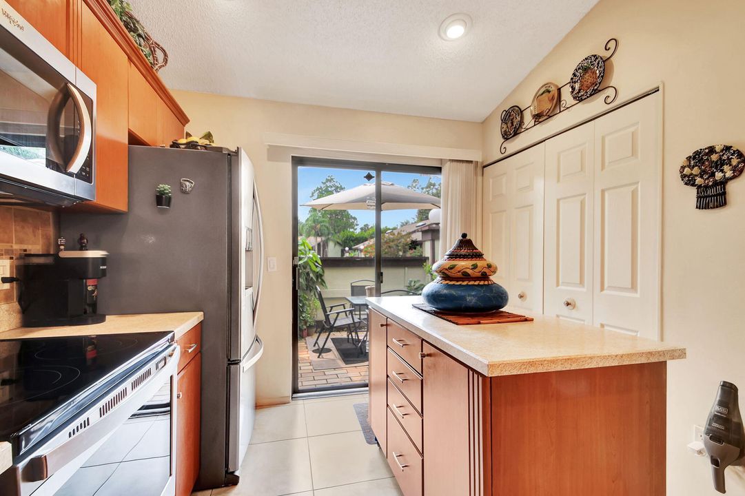 For Sale: $315,000 (2 beds, 2 baths, 1298 Square Feet)