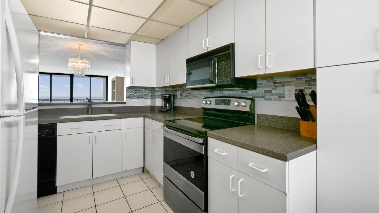 For Sale: $459,000 (2 beds, 2 baths, 1023 Square Feet)