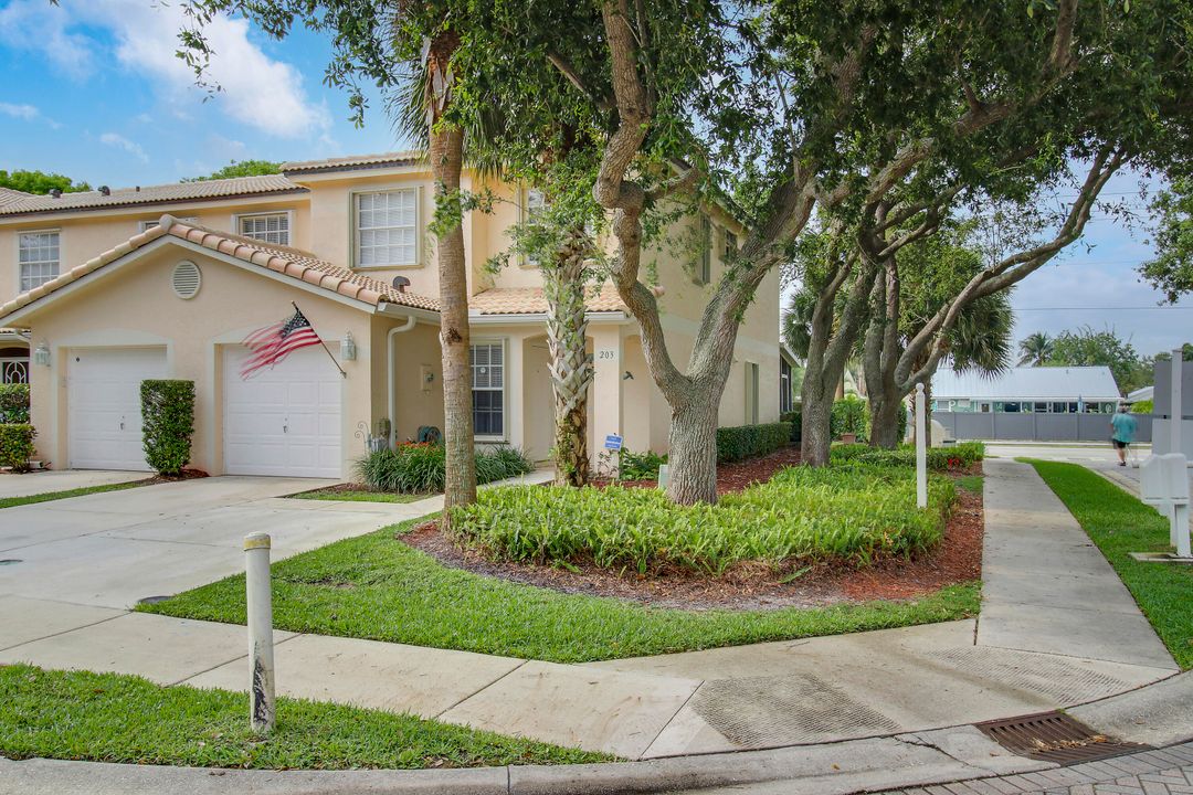 For Sale: $455,000 (3 beds, 2 baths, 1559 Square Feet)