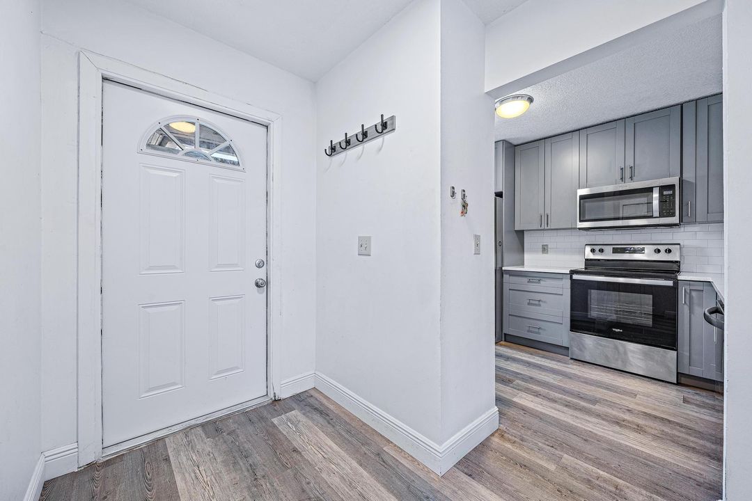 Active With Contract: $2,500 (2 beds, 2 baths, 1049 Square Feet)